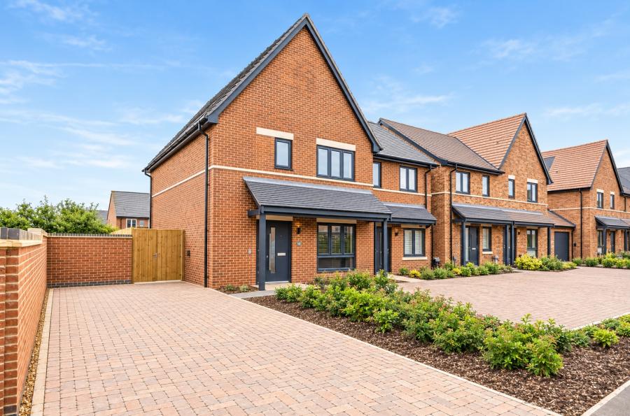 3 bedroom  semi-detached house for sale
