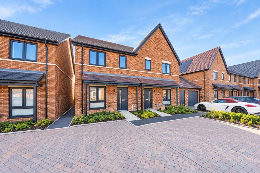 2 bedroom  semi-detached house for sale