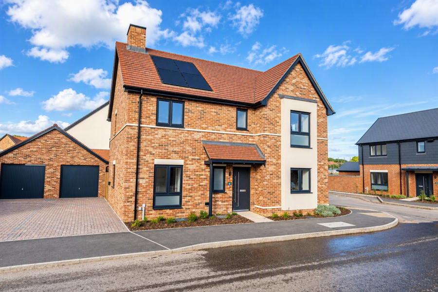 4 bedroom  detached house for sale