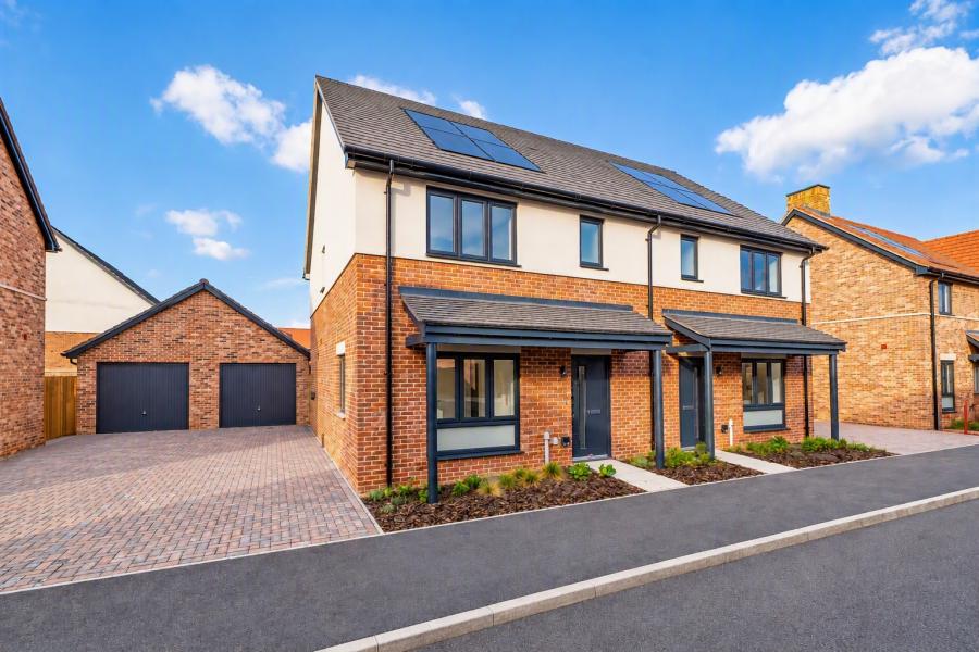 3 bedroom  semi-detached house for sale