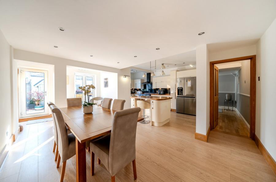 5 bedroom  detached house for sale