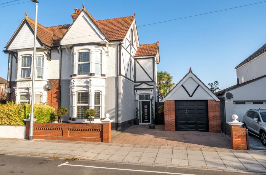 5 bedroom  detached house for sale