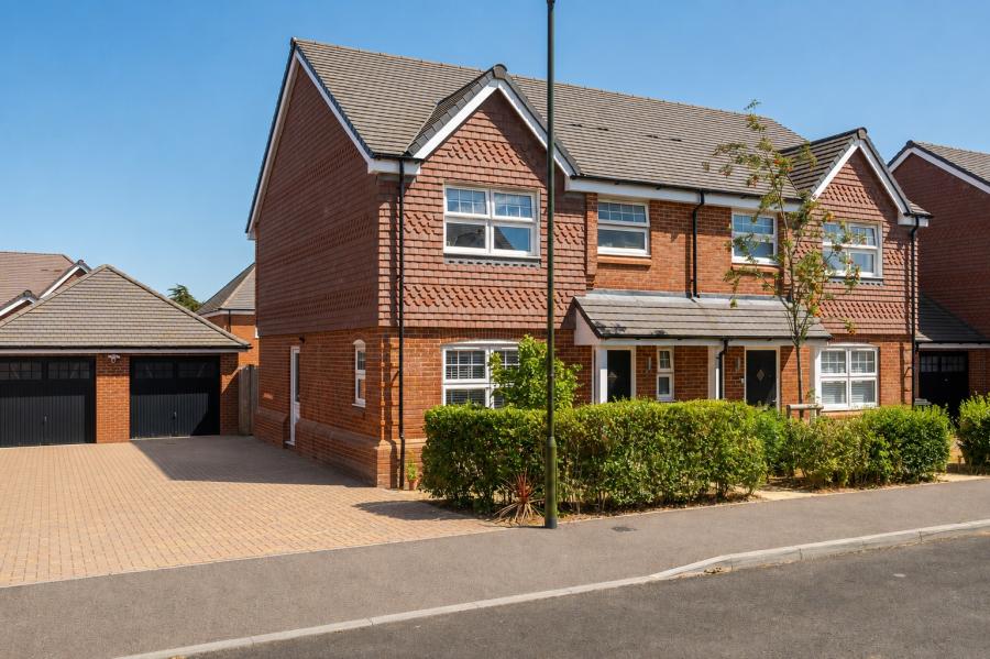 3 bedroom  semi-detached house for sale