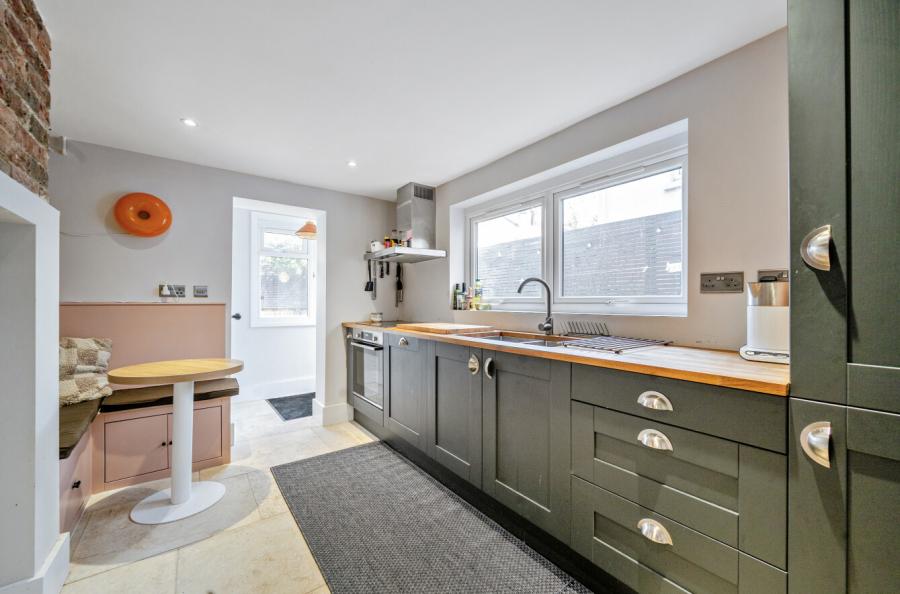 2 bedroom  terraced house for sale