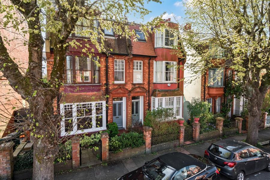 5 bedroom  semi-detached house for sale
