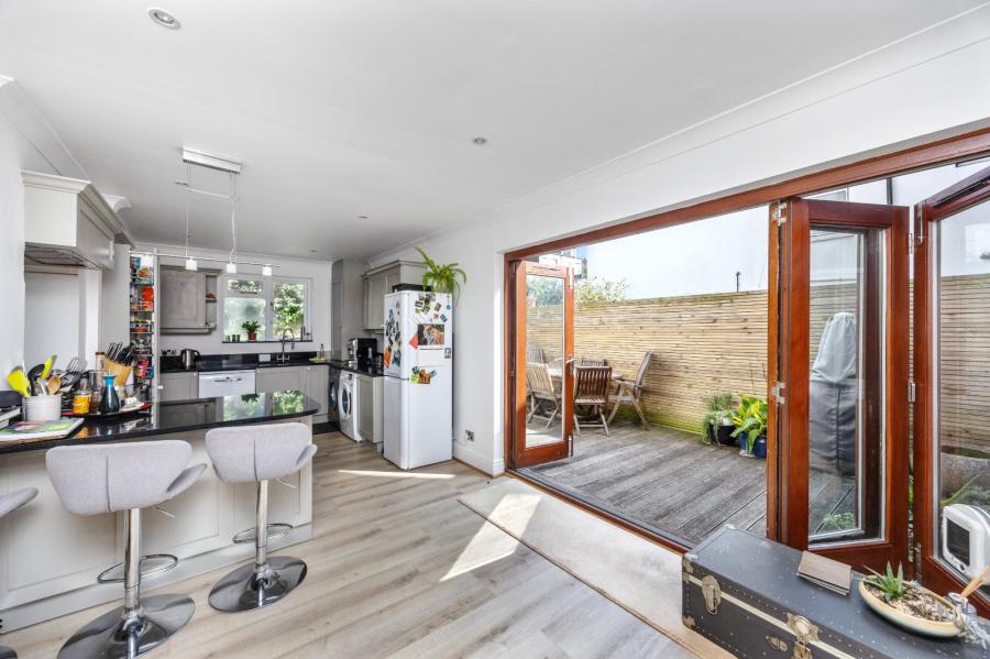 5 bedroom  semi-detached house for sale