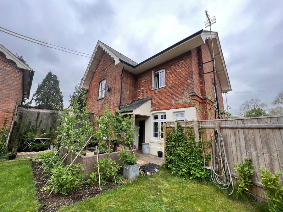 3 bedroom semi-detached house to rent