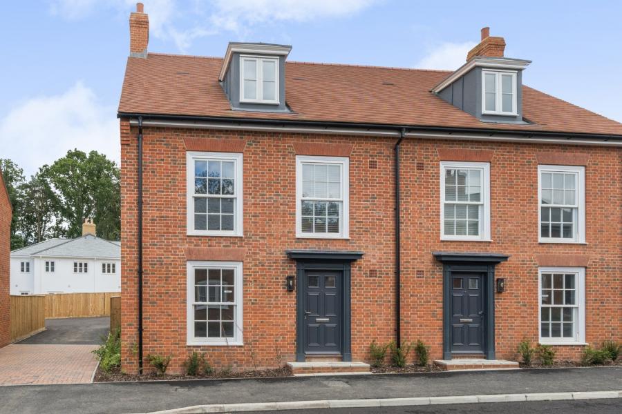 4 bedroom  semi-detached house for sale