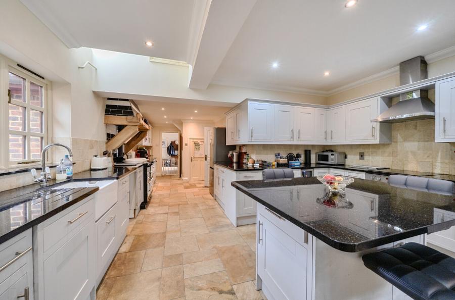 6 bedroom  detached house for sale