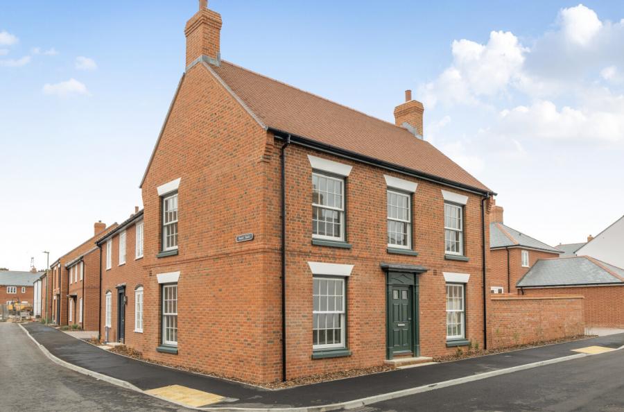 3 bedroom  semi-detached house for sale