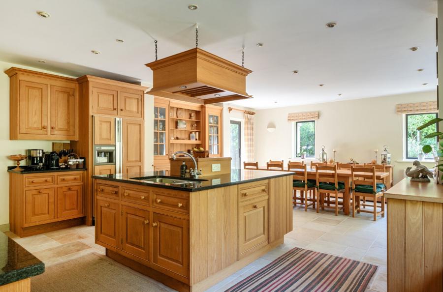 5 bedroom  detached house for sale