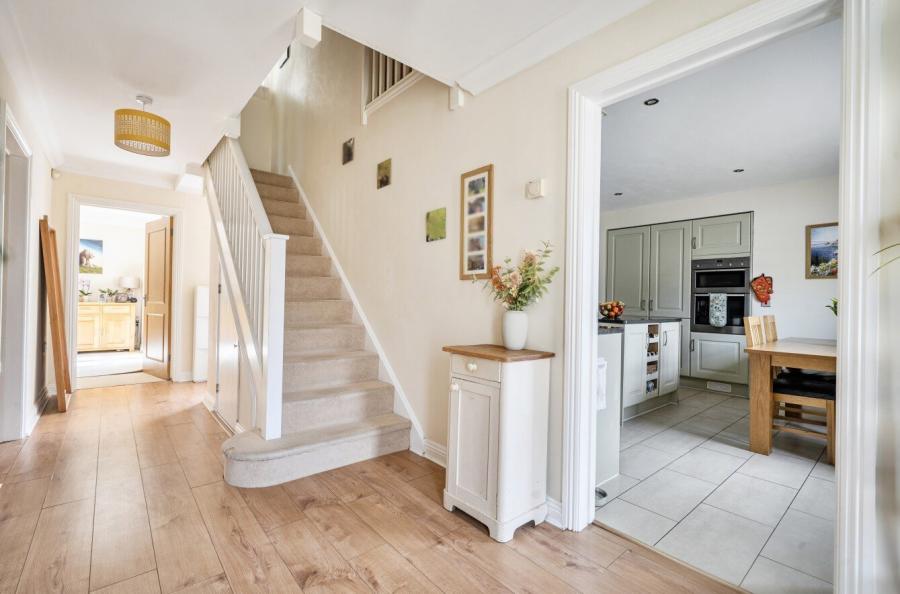 5 bedroom  detached house for sale