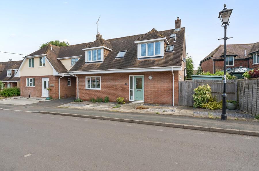 3 bedroom  semi-detached house for sale