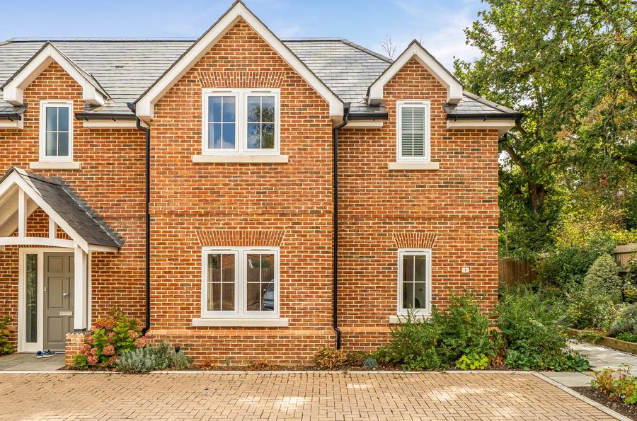3 bedroom  semi-detached house for sale