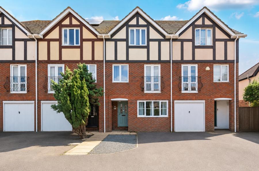 5 bedroom  terraced house for sale