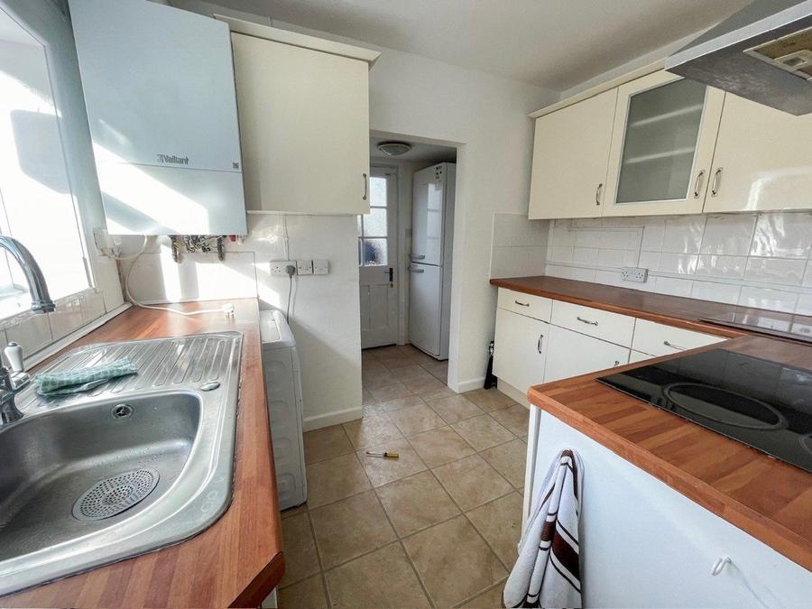 5 bedroom  semi-detached house to rent