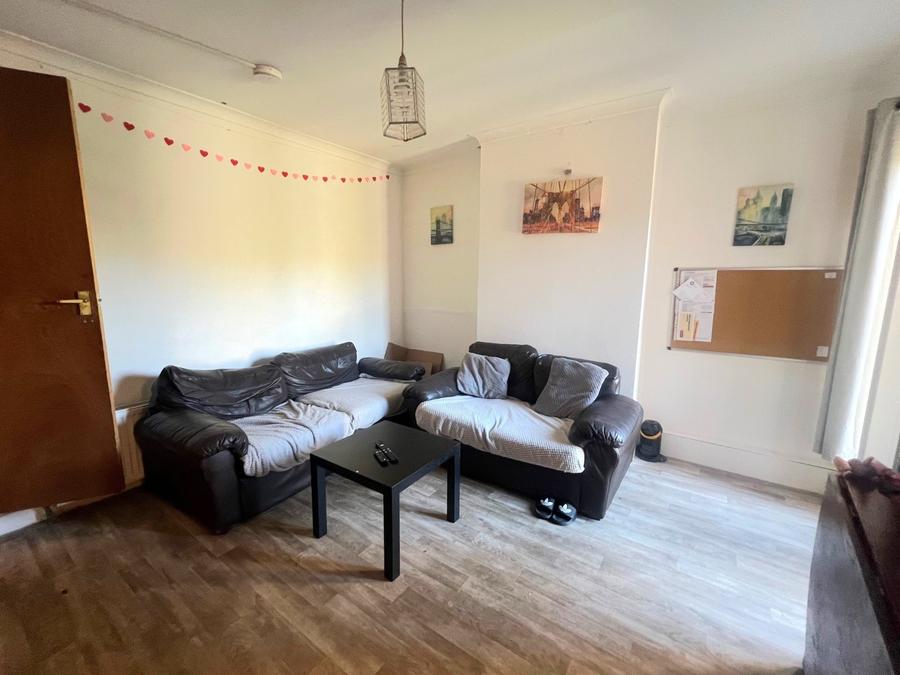 4 bedroom  terraced house to rent