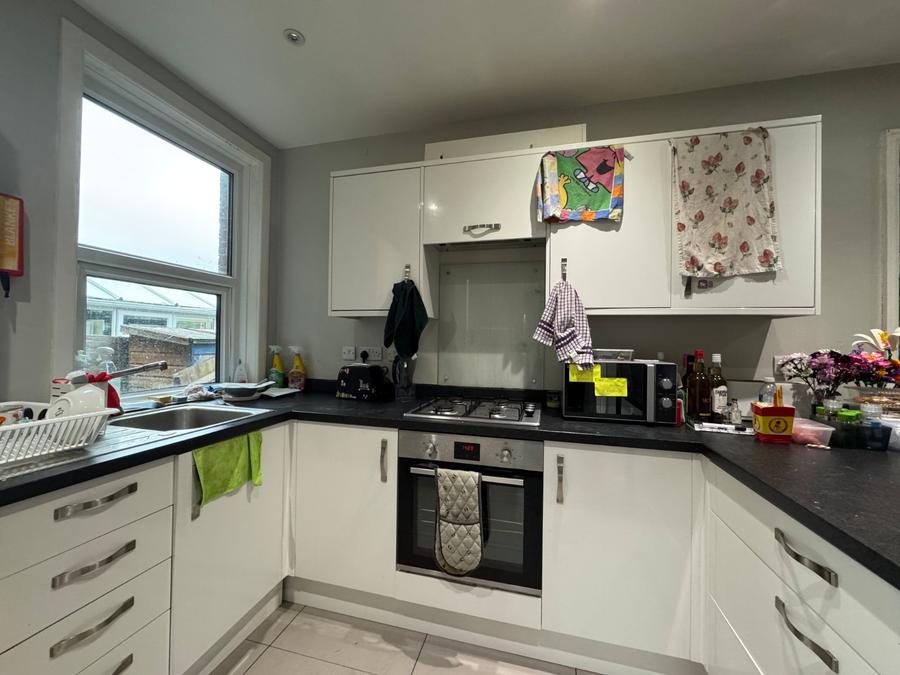 4 bedroom  semi-detached house to rent