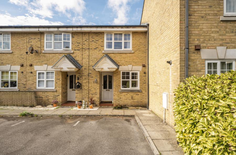 2 bedroom  terraced house for sale