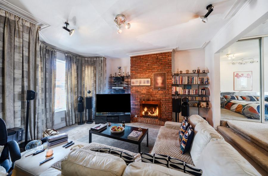 2 bedroom  terraced maisonette for sale