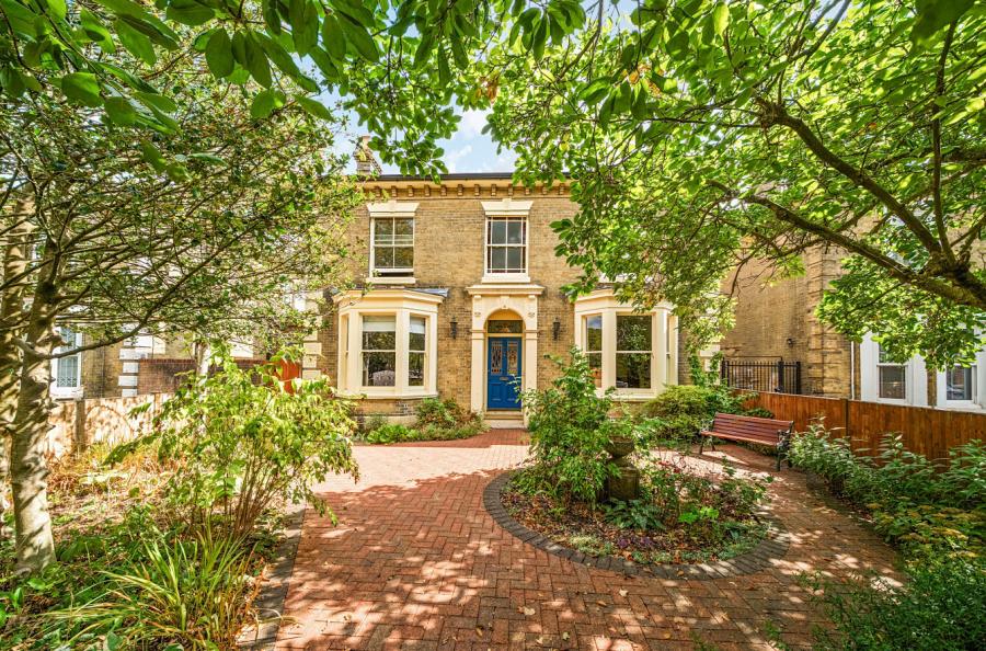 5 bedroom  detached house for sale