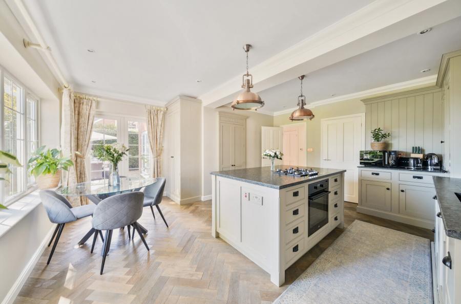 5 bedroom  detached house for sale