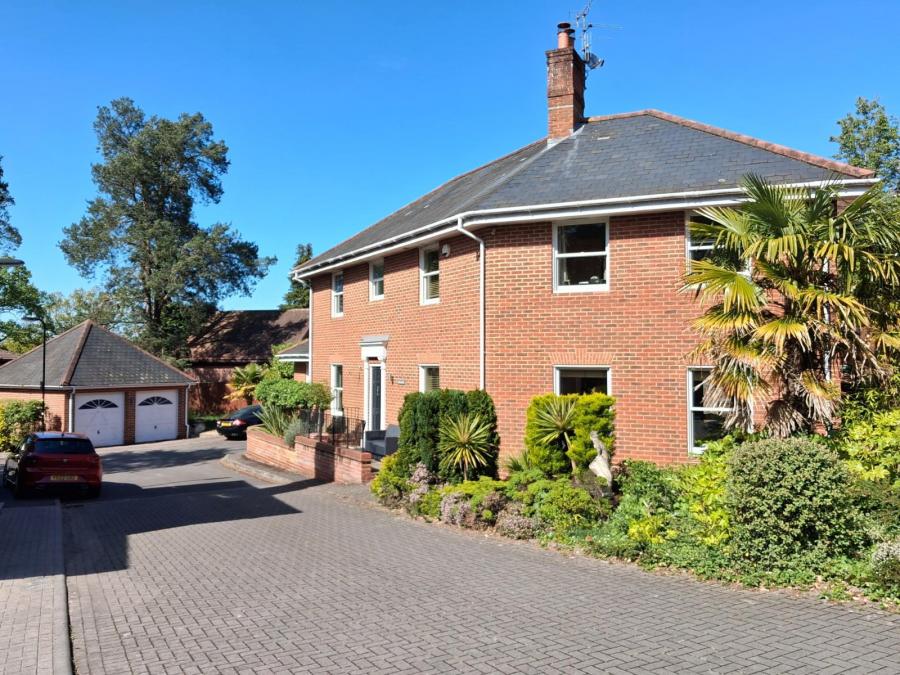 5 bedroom  detached house for sale