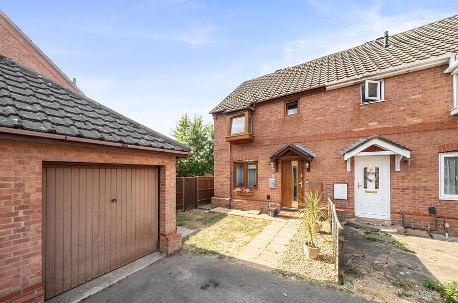 3 bedroom  semi-detached house for sale