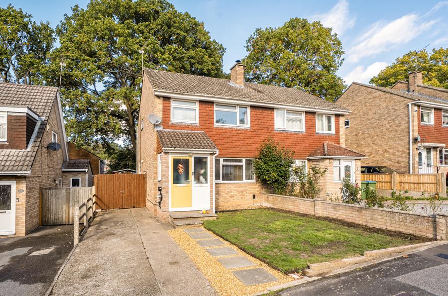 3 bedroom  semi-detached house for sale