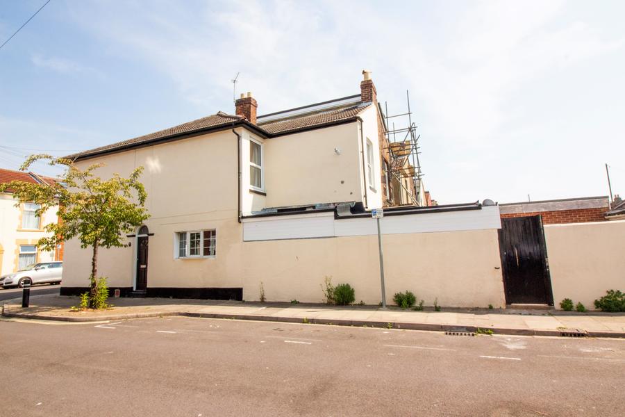4 bedroom  semi-detached house to rent