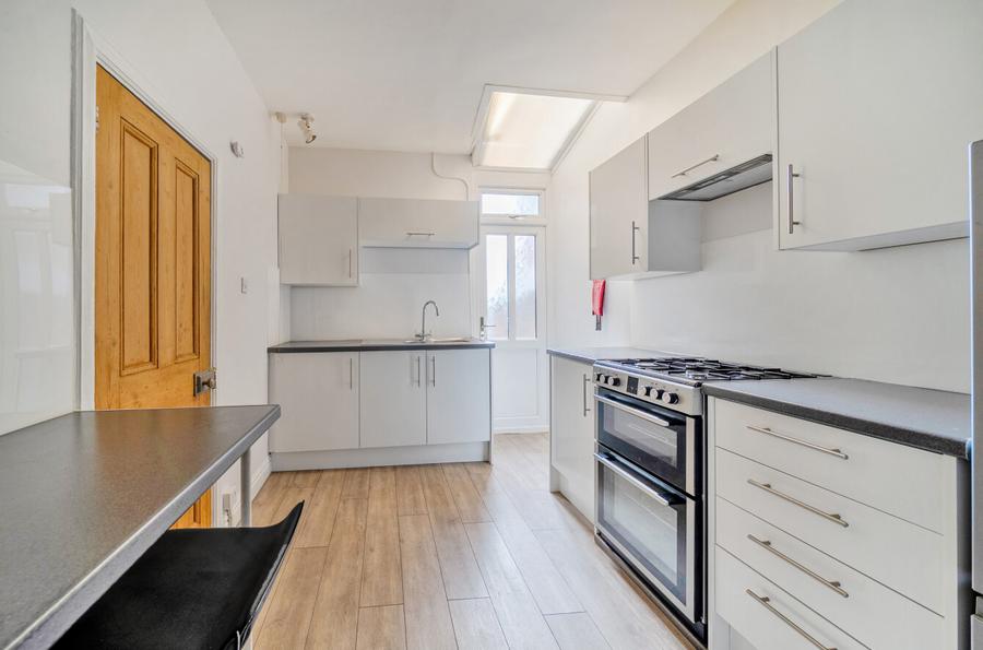 4 bedroom  terraced house to rent