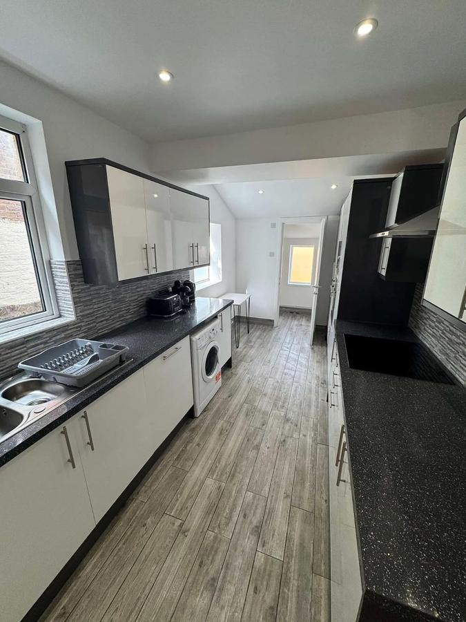 6 bedroom  terraced house to rent
