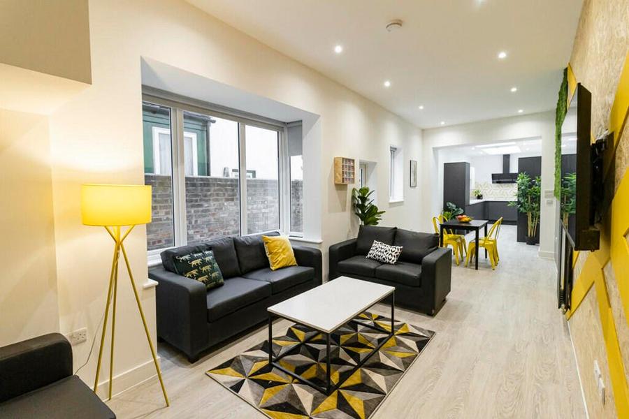 8 bedroom  terraced house to rent