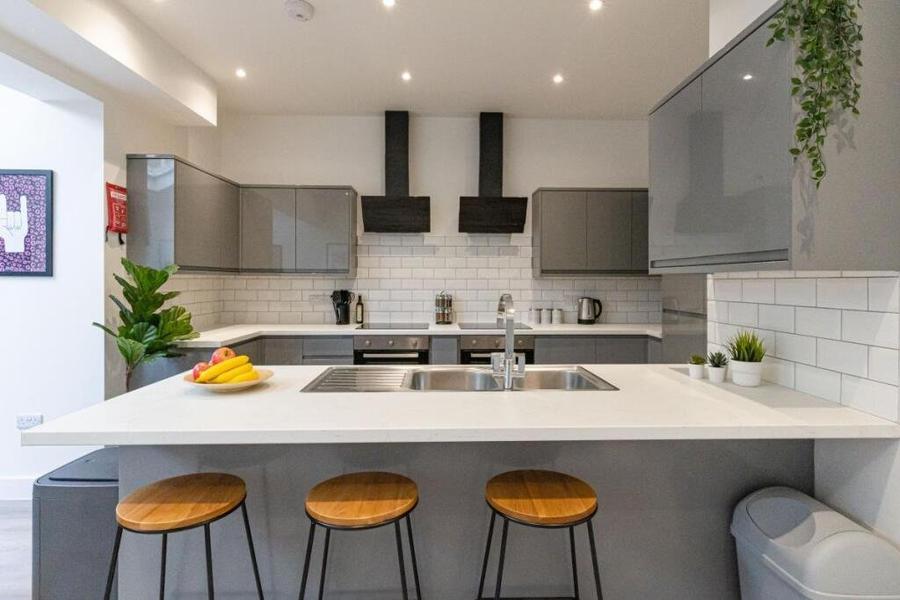 8 bedroom  terraced house to rent