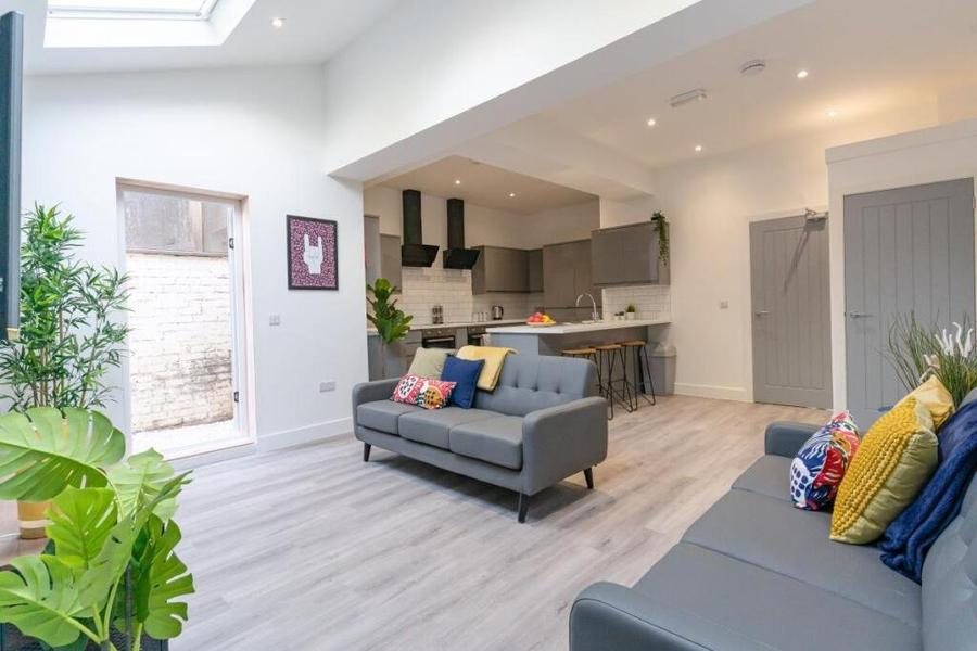 8 bedroom  terraced house to rent
