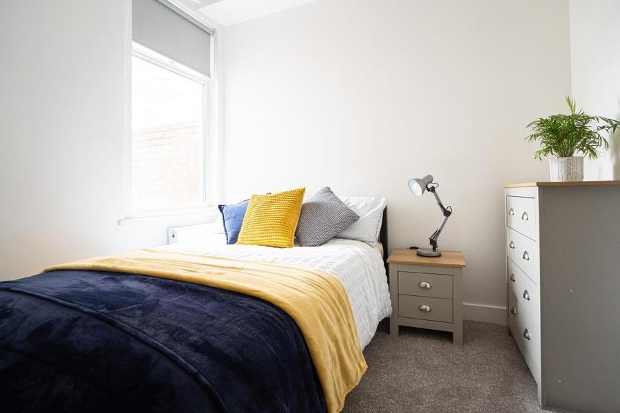 8 bedroom  terraced house to rent