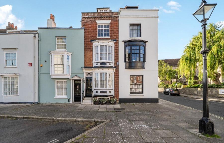 4 bedroom  terraced house for sale