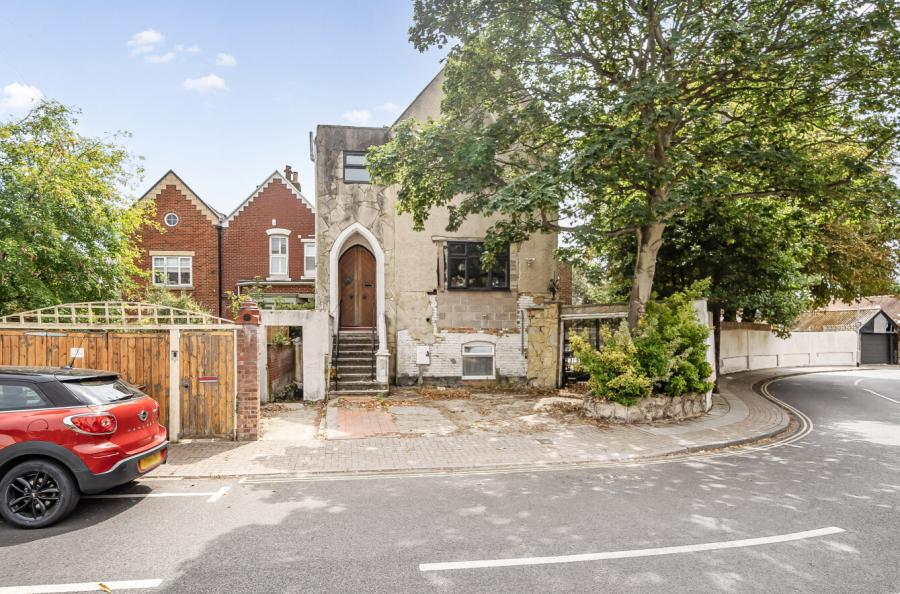 8 bedroom house for sale