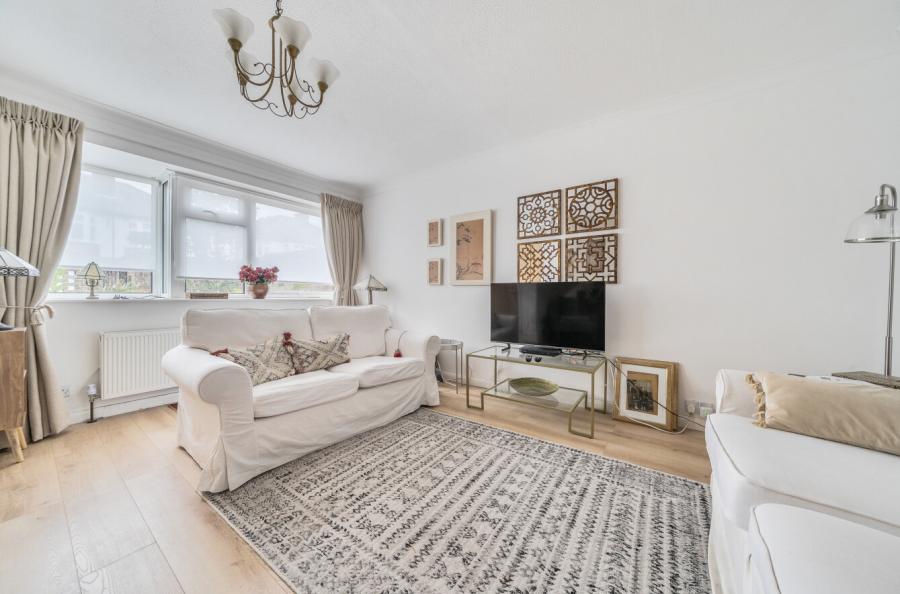 3 bedroom  semi-detached house for sale