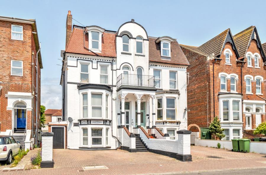 5 bedroom  semi-detached house for sale