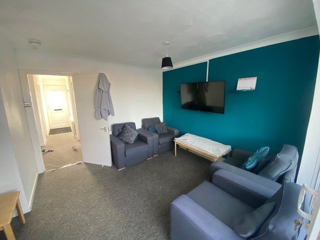 5 bedroom  semi-detached house to rent