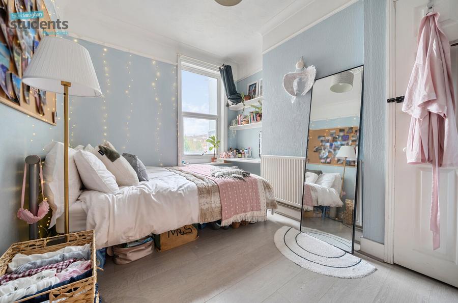 4 bedroom  terraced house to rent
