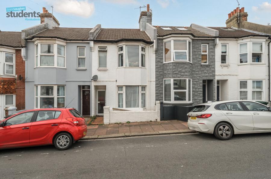 4 bedroom  terraced house to rent