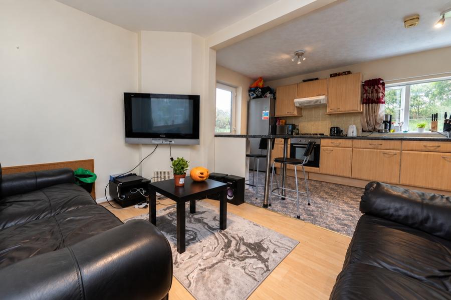 5 bedroom  semi-detached house to rent