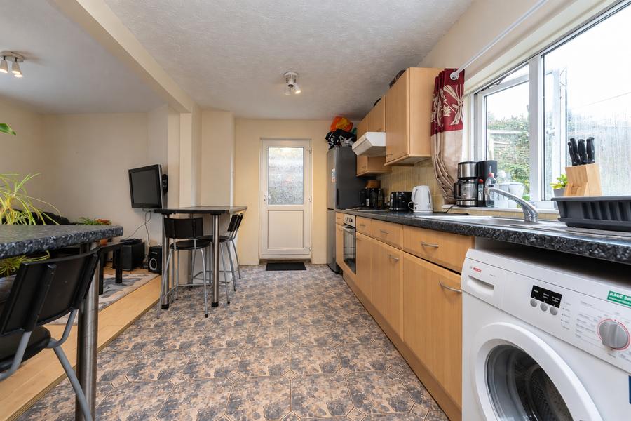5 bedroom  semi-detached house to rent