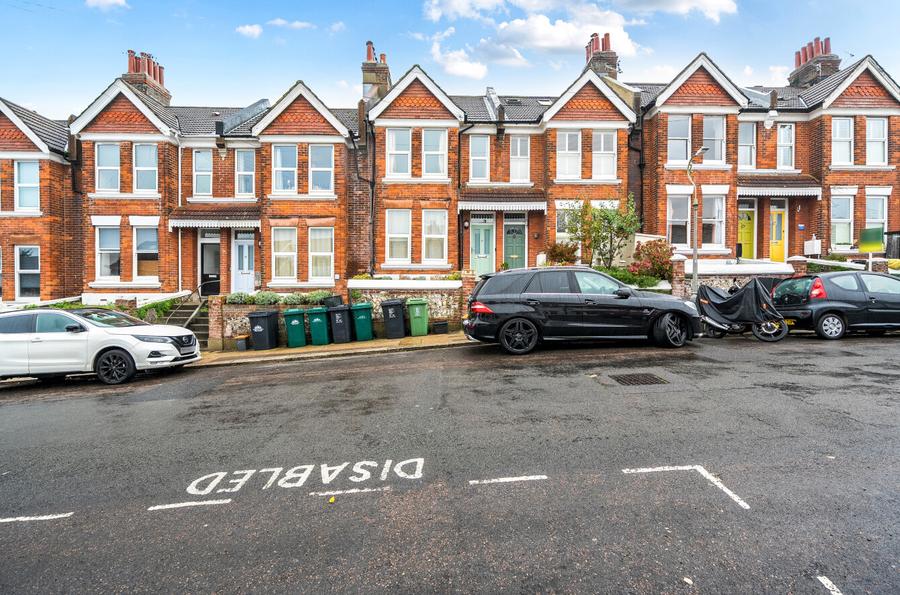 5 bedroom  terraced house to rent