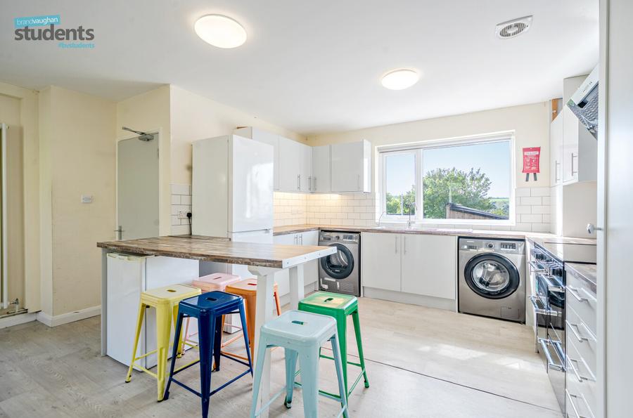 6 bedroom  semi-detached house to rent