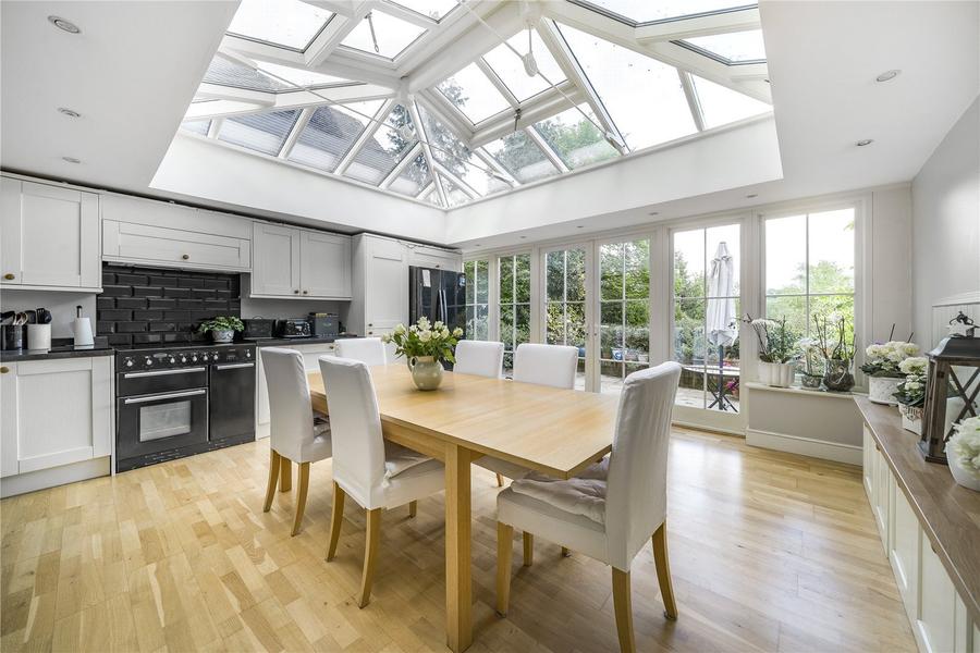 6 bedroom  detached house to rent