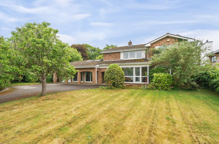 4 bedroom  detached house to rent