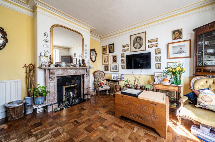 5 bedroom  detached house for sale